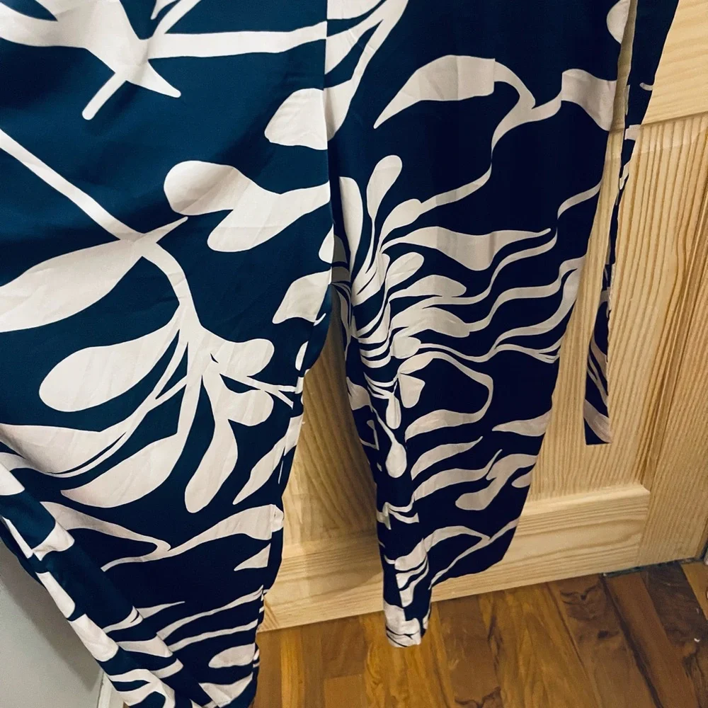 💎💎💙Navy and White Floral Jumpsuit - Picture 7 of 16